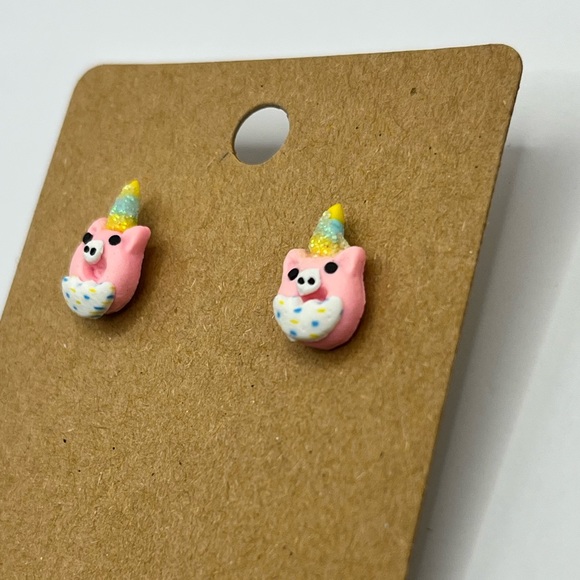 Pink shiny donut unicorn pig stud earrings - Picture 3 of 3